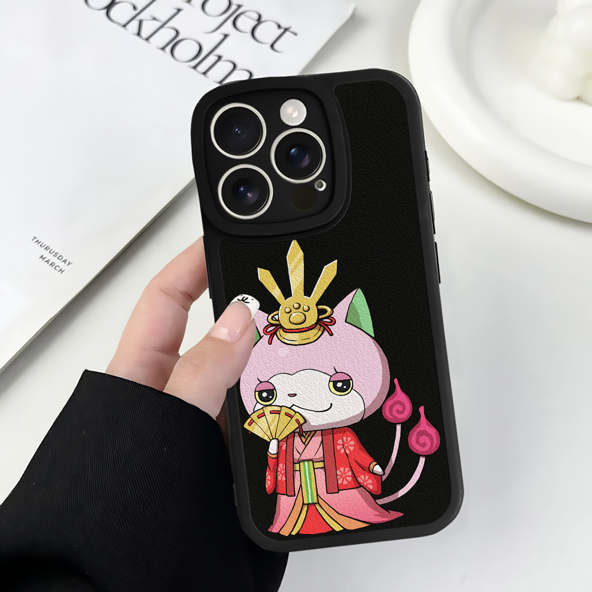 （画像用） 妖怪ウォッチ Yo-kai Watch 【iPhone 16シリーズ対応】シリコンスマホケース（レザー調） 材質：シリコン